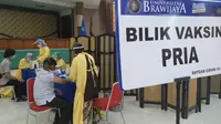 Komunitas masyarakat dan relawan di Kota Malang menggelar vaksinasi Covd-19 menyasar para aktivis kepemudaan, organisasi masyarakat sampai mahasiswa rantau (Liputan6.com/Zainul Arifin)