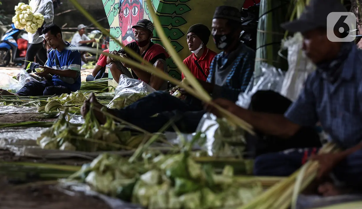 Pedagang kulit ketupat menunggu pembeli di bawah kolong jembatan kawasan Pesanggrahan, Jakarta, Senin (10/5/2021). H-3 menjelang Hari Raya Idul Fitri 1442 H, penjualan kulit ketupat mulai marak yang dijual dengan harga Rp 8.000 per 10 buahnya. (Liputan6.com/Johan Tallo)