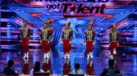 Regu Paskibraka ‘Pasheman 90’ asal Garut, Jawa Barat, sesaat memasuki panggung Indonesia's Got Talent (IGT), di salah satu stasiun televisi tanah air beberapa waktu lalu. (Liputan6.com/Jayadi Supriadin)