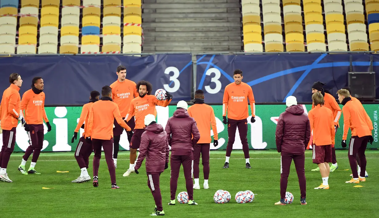 Para pemain Real Madrid mengikuti sesi latihan menjelang laga Liga Champions vs Shakhtar Donetsk di stadion Olympiyskiy di Kiev, Senin (30/11/2020). Real Madrid akan bermain tandang melawan Shakhtar Donetsk pada Selasa malam 1 Desember 2020 waktu setempat. (Sergei SUPINSKY/AFP)