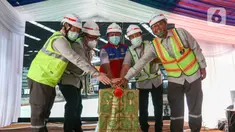 Direktur Utama Wika Beton Kuntjara (kanan ke kiri), Direktur HR, SSHE dan Asset PT KCIC Adhi Priyanto, Direktur Prasarana Ditjen Perkeretapian Kemenhub Harno Trimadi, Komisaris PT KCIC Jeffrie N Korompis dan Direktur Teknik Produksi Wika Beton Sidiq Purnomo dalam Seremoni Produksi Terakhir Slab Track KCJB di pabrik Slab Track PT Wika Beton, Karawang, Jawa Barat, Rabu (18/5/2022). (Liputan6.com/Herman Zakharia)