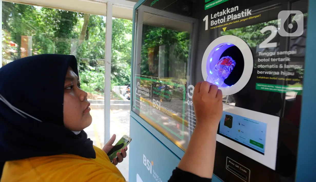 Warga melakukan penukaran sampah botol plastik pada  Reverse Vending Machine (RVM) di kantin Kampus Vokasi UI, Depok, Jawa Barat, Selasa (7/3/2023). Penukaran sampah botol plastik dengan saldo Rekening Bank Syariah Indonesia di area Kampus Vokasi UI berlangsung Senin hingga Minggu dengan estimasi waktu pukul 08.00 - 18.00 WIB yang bertujuan mengurangi sampah platik di lingkungan warga. (merdeka.com/Arie Basuki)