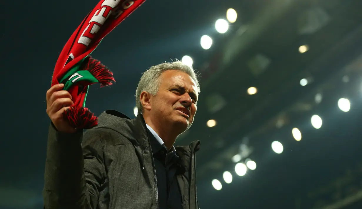 Ekspresi Mourinho usai MU memastikan diri ke Final Liga Europa, Inggris, Jumat (12/5). Mourinho sengaja memprioritaskan Liga Europa ketimbang Premier League (AP/ Dave Thompson)
