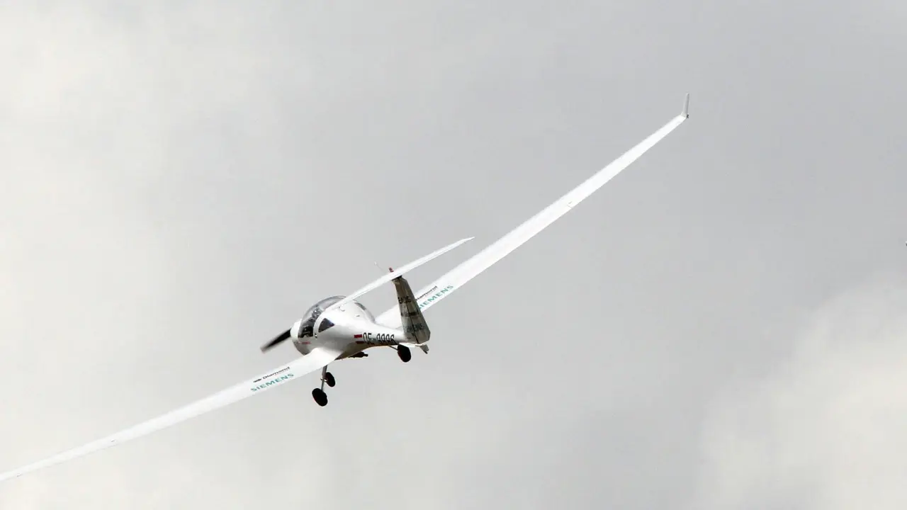 Pesawat Diamond DA42 yang ditenagai oleh Siemens Electric Engine di ajang International Paris Air Show pada June 22, 2011. AFP PHOTO PIERRE VERDY (Photo by PIERRE VERDY / AFP)