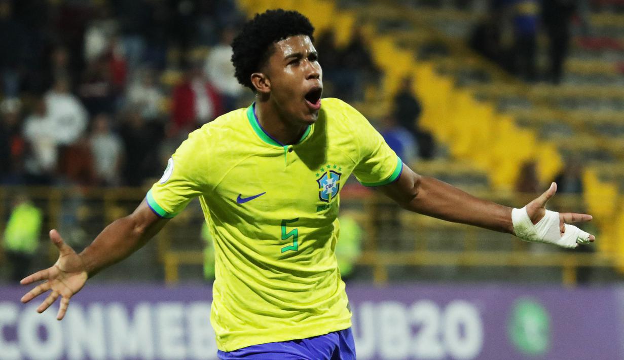 Piala Dunia U-20 yang telah menyelesaikan 22 edisi sejak pertama kali digelar pada 1977 hingga edisi terakhir pada 2019 telah menghasilkan banyak pemain bintang tiap edisinya. Bahkan beberapa pemain kemudian menjelma menjadi pemain top saat melangkah ke jenjang senior. Pada Piala Dunia U-20 2023 yang akan digelar kurang dari 3 bulan lagi di Indonesia, ada beberapa pemain yang diprediksi akan menjadi bintang selama turnamen berlangsung. Berikut lima pemain di antaranya yang saat ini tengah memperkuat beberapa klub elite Eropa. (AFP/Juan Pablo Pino)