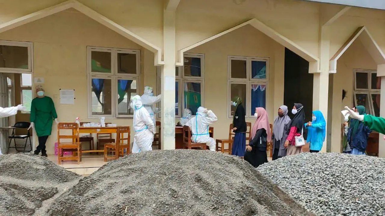 Sebanyak 88 santri dan warga di pesantren di Desa Cibeunying, Kecamatan Majenang, Cilacap, tersebut terkonfirmasi Covid-19. (LIputan6.com/Imam Hamidi-Muhamad Ridlo)