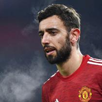 Gelandang Manchester United, Bruno Fernandes, tampak kecewa usai ditaklukkan Manchester City pada laga Piala Liga Inggris di Stadion Old Trafford, Rabu (6/1/2021). City menang dengan skor 2-0. (Peter Powell/Pool via AP)