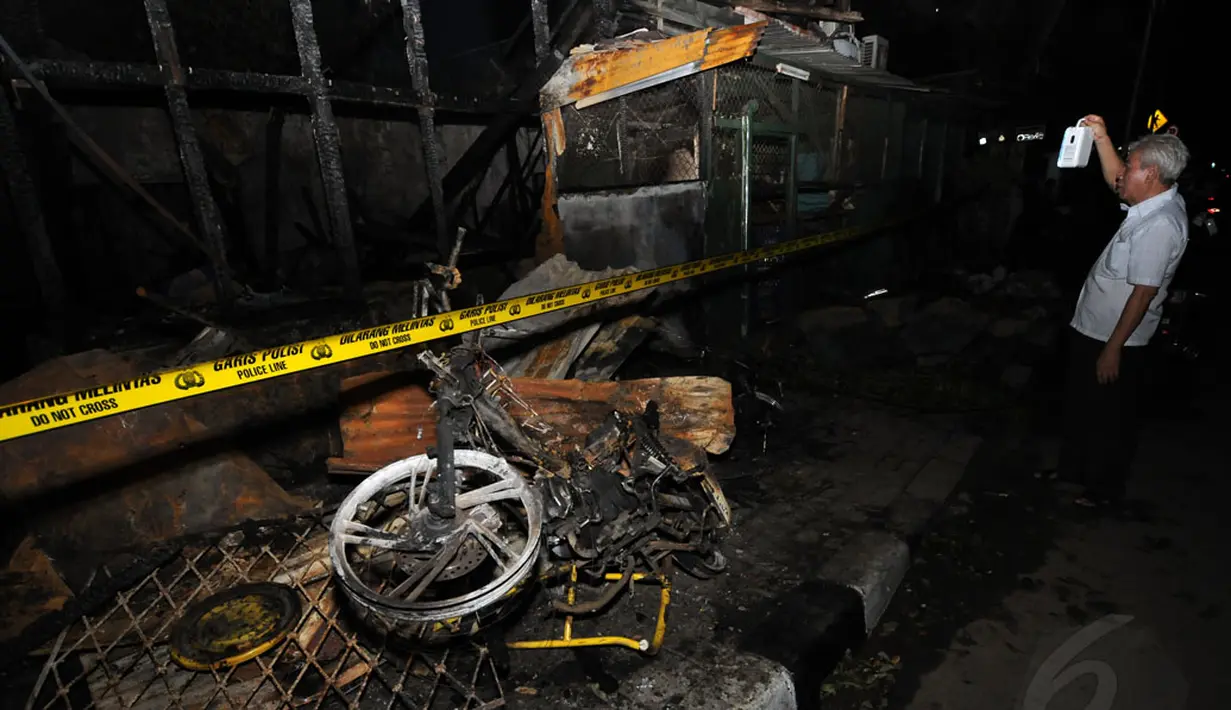 Restoran Bakmi Gondangdia di Jalan RP Soeroso, Gondangdia, Jakarta Pusat, terbakar Kamis (4/12/2014) malam. Dua sepeda motor hangus akibat kebakaran yang disebabkan kebocoran tabung gas. (Liputan6.com/Helmi Fithriansyah)