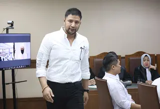 Selain Ammar Zoni, empat terdakwa lain di antaranya Asep bin Sarikin, Ardian Prasetyo bin Arie Ardih, Andi Muallim, dan Muhammad Rivaldi jaga dihadirkan dalam persidangan.