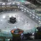 Warga Saudi dan warga asing mengelilingi Ka'bah (tawaf) saat melaksanakan umrah di kompleks Masjidil Haram, kota suci Makkah, Minggu (4/10/2020). Arab Saudi mengizinkan kembali ibadah umrah usai peringanan pembatasan sosial dan karantina wilayah di tengah pandemi Covid-19 di Tanah Suci. (AFP)