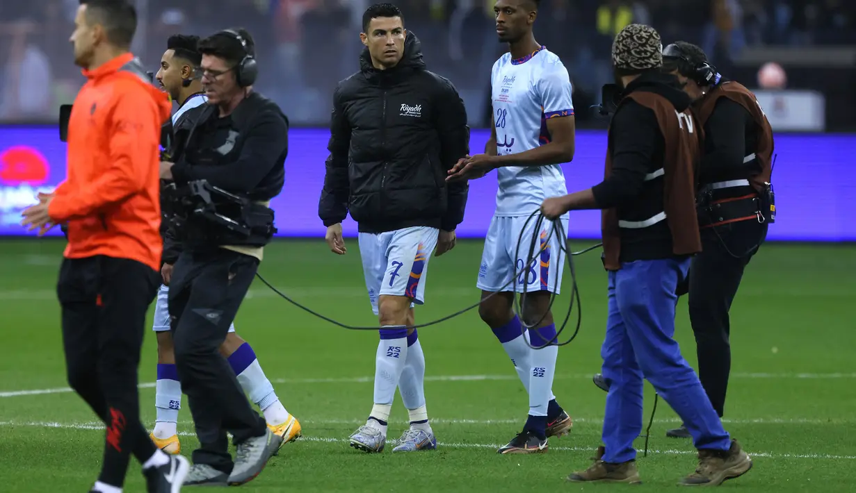 Cristiano Ronaldo berjalan setelah pertandingan persahabatan melawan PSG di Stadion Universitas King Saud, di Riyadh, Arab Saudi, 19 Januari 2023. PSG mengalahkan Riyadh All Star dengan skor 5-4 (AFP/Fayez Nureldine)
