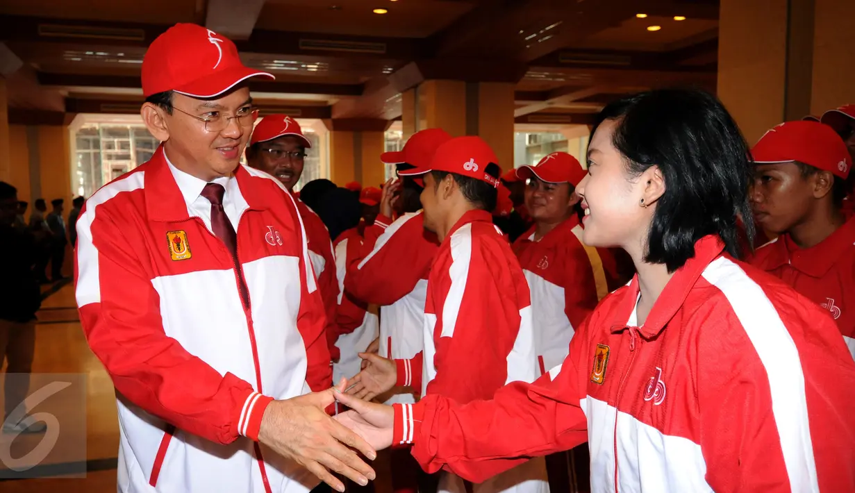 Gubernur Ahok (kiri) menyalami kontingen atlit mahasiswa DKI Jakarta yang akan  berlomba di Pomnas XIV/Aceh di Balai Agung Jakarta, Selasa (10/11/2015). Jakarta menerjunkan 310 atlit berikut official. (Liputan6.com/Helmi Fithriansyah)  