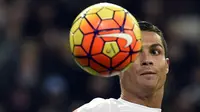 Bintang Real Madrid, Cristiano Ronaldo, berusaha mengontrol bola menggunakan kepala pada laga La Liga Spanyol melawan Deportivo. CR7 berhasil membukukan dua buah umpan berbuah gol. (AFP/Gerard Julien)