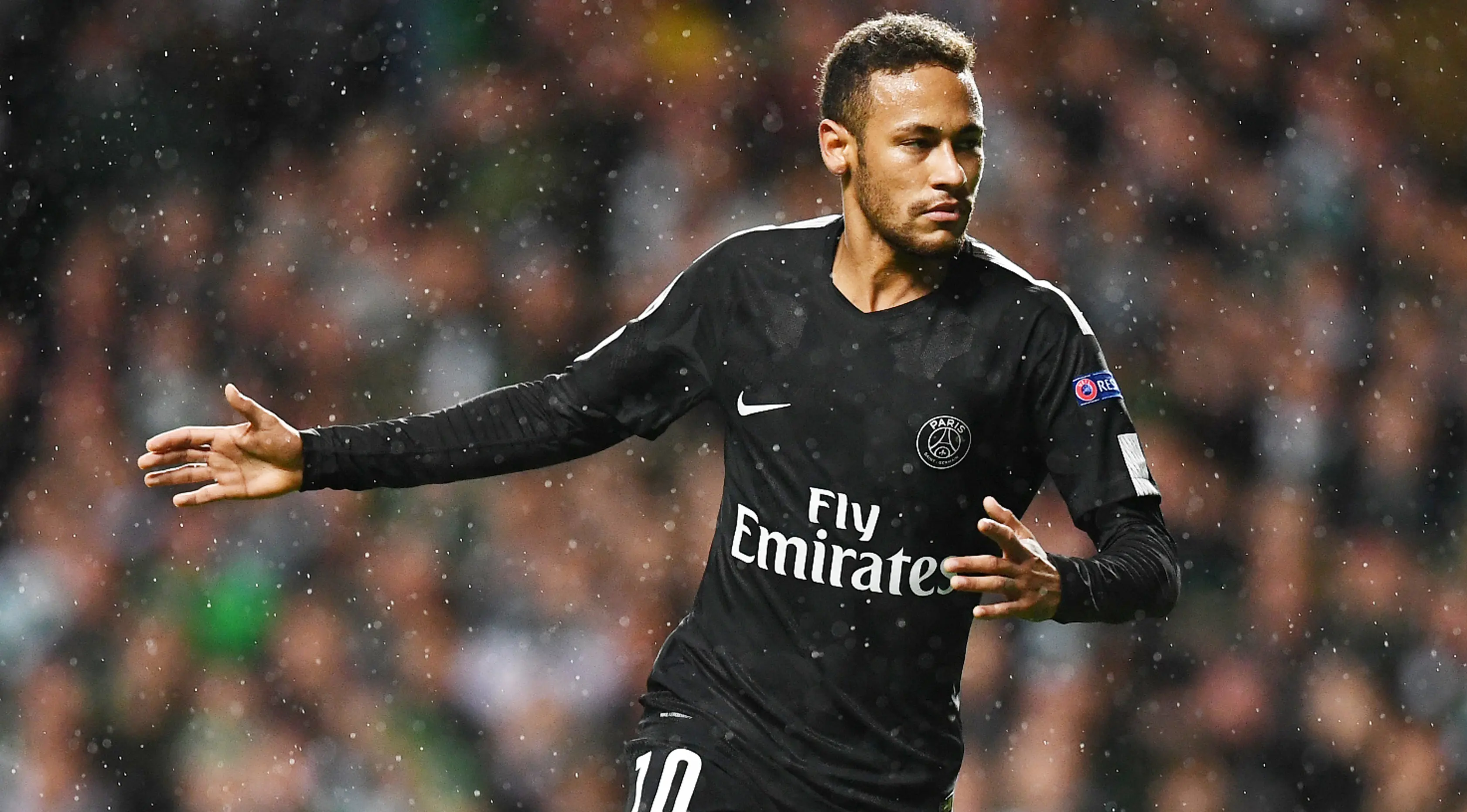 Pemain PSG, Neymar melakukan selebrasi setelah mencetak gol ke gawang Celtic pada pertandingan perdana fase grup Liga Champions di Stadion Celtic Park, Selasa (12/9). Paris Saint-Germain pesta lima gol ke gawang Celtic. (FRANCK FIFE / AFP)