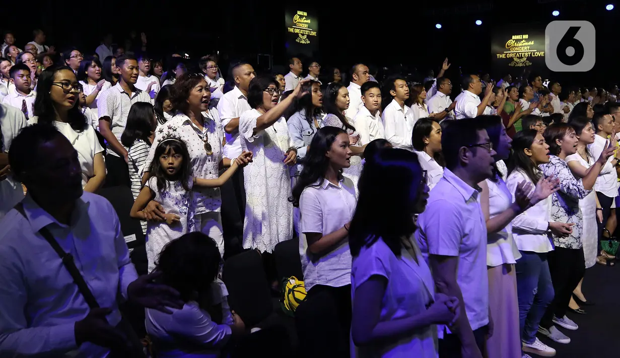 Karyawan EMTEK Group beragama Nasrani menghadiri Perayaan Natal Persekutuan Doa SCTB - Emtek Group 2019 di Studio 6 Emtek City, Jakarta, Kamis (19/12/2019). Acara yang juga diisi Agnez Mo Christmas Concert – The Greatest Love ini akan disiarkan pada 24 Desember di SCTV. (Liputan6.com/Johan Tallo)