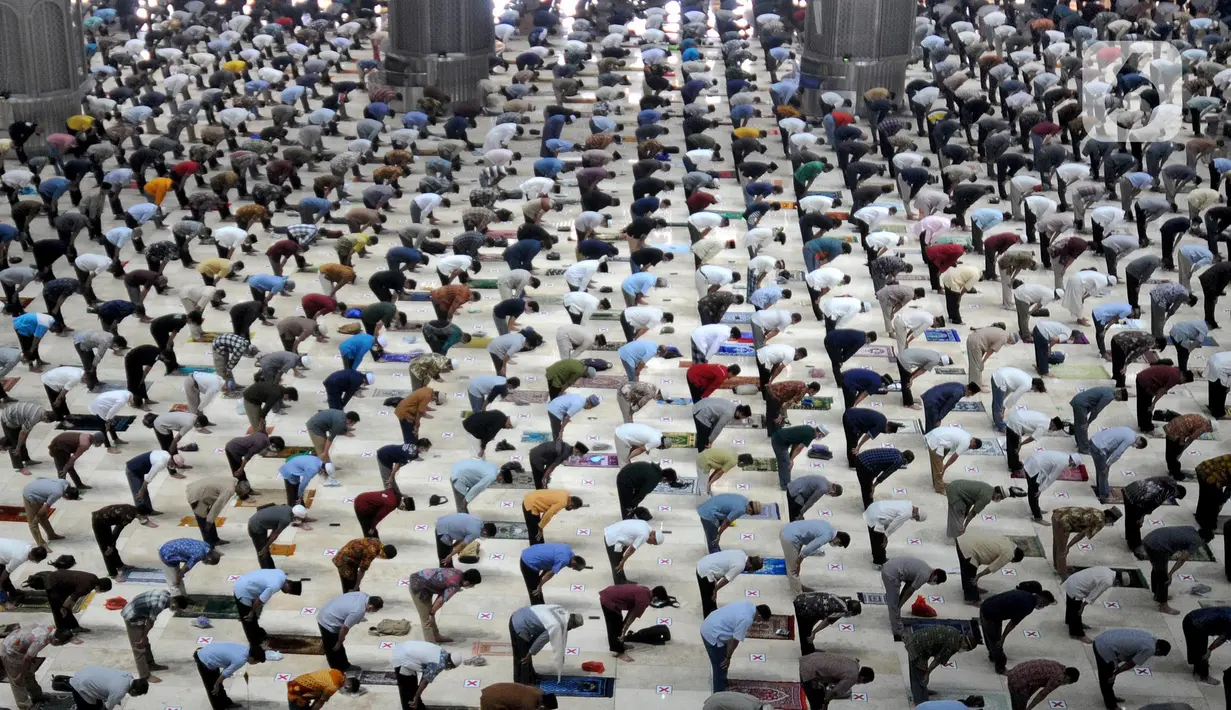 Umat Islam melaksanakan sholat Jumat  pada minggu ketiga bulan Ramadhan 1442 Hijriah di Masjid Istiqlal, Jakarta, Jumat (30/4/2021). Sholat Jumat berjamaah dengan pembatasan jemaah 30 persen dari kapasitas di ruang sholat utama masjid dan menerapkan protokol kesehatan. (merdeka.com/Arie Basuki)