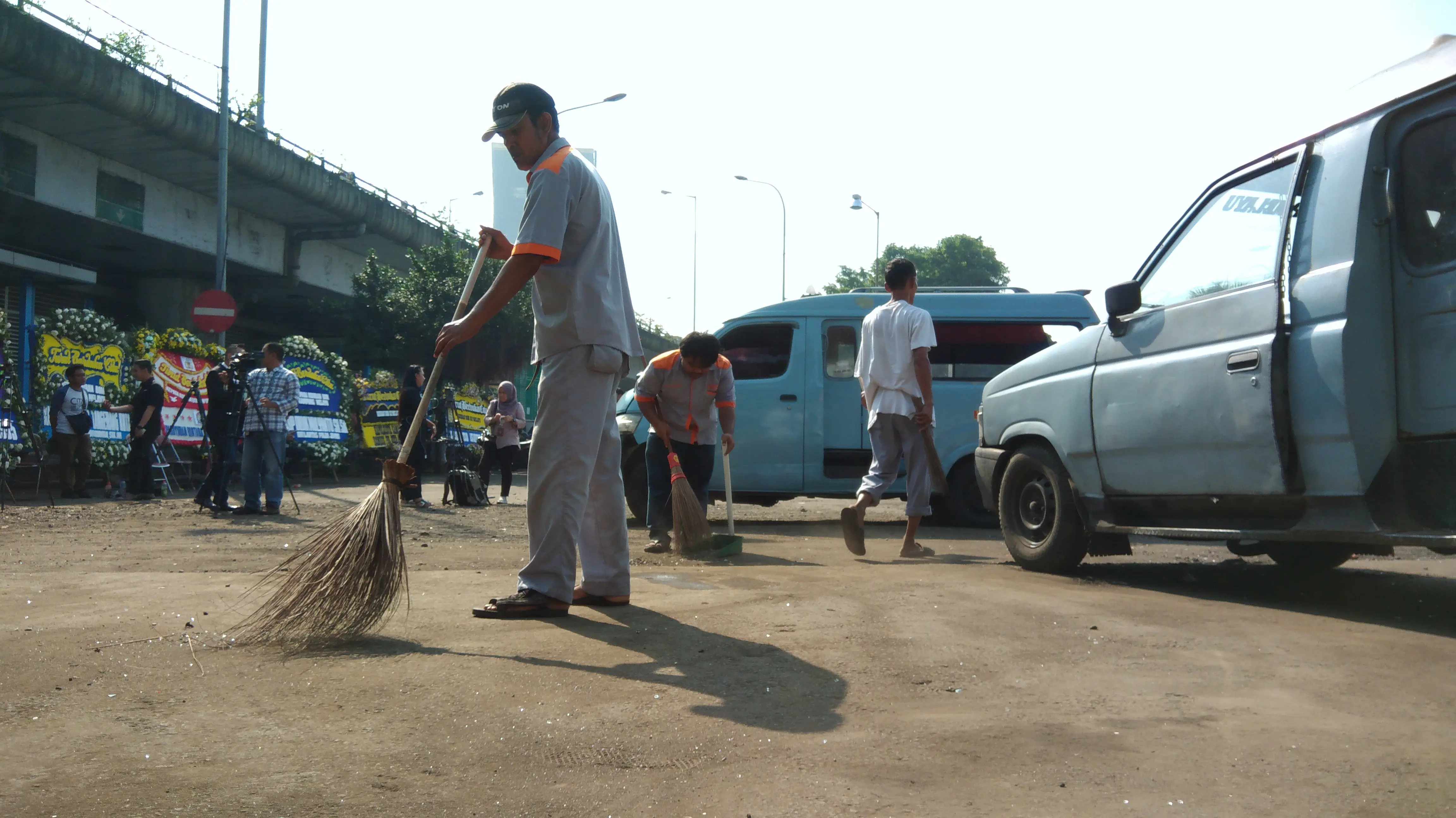 Petugas kebersihan mulai membersihkan lokasi bom Kampung Melayu. (Liputan6.com/Ahmad Romadoni)