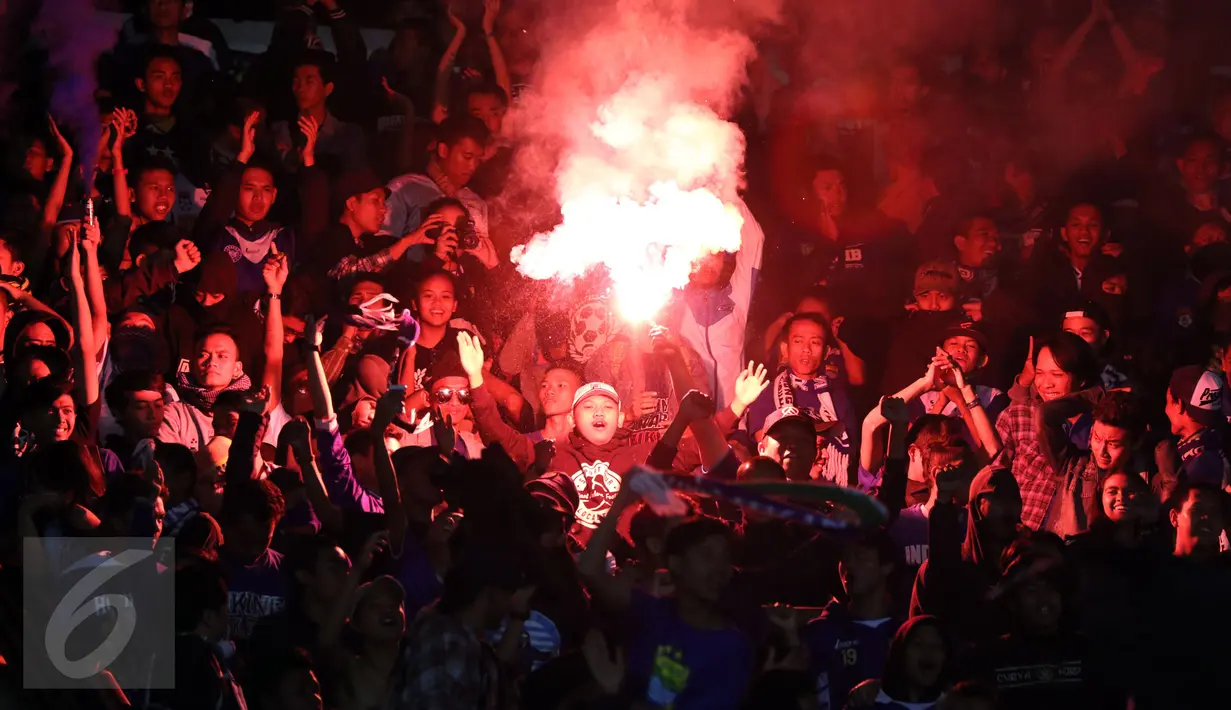 Suporter menyalakan suar saat menyaksikan laga Persib melawan Persebaya United di laga lanjutan Grup A Piala Presiden 2015 di Stadion Si Jalak Harupat, Bandung, Minggu (6/9/2015). Persib unggul 2-0. (Liputan6.com/Helmi Fithriansyah)