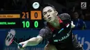 Tunggal putra Indonesia Jonatan Christie mengembalikan kok ke arah pebulutangkis Denmark, Viktor Axelsen pada babak pertama Indonesia Open 2018 di Istora GBK, Jakarta, Selasa (3/7). Jonatan kalah 10-21, 19-21. (Liputan6.com/Helmi Fithriansyah)