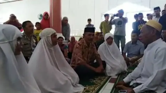 Disaksikan warga, Ramli dan Salmawati sumpah Alquran (Fauzan/Liputan6.com)