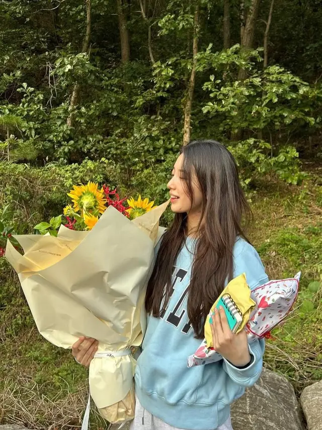 Ide outfit ala Bae Suzy (Instagram/@skuukzky)