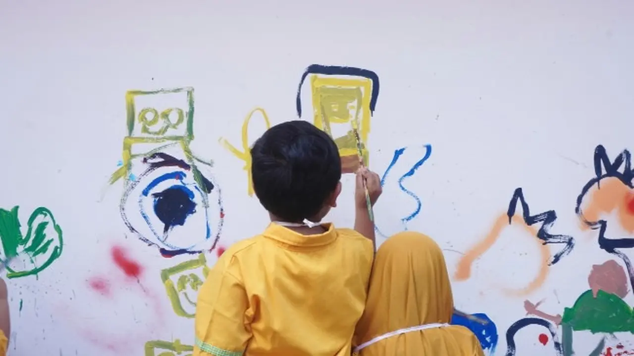 Murid TK di Pekanbaru membuat mural bertema lingkungan hidup.