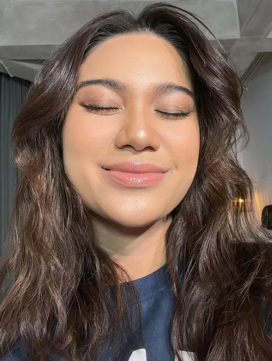 Rambutnya ditata messy look dan menonjolkan highlight warna merah keemasan. Bagaimana menurutmu, Sahabat FIMELA? [Foto: Instagram/azizahsalsha_]