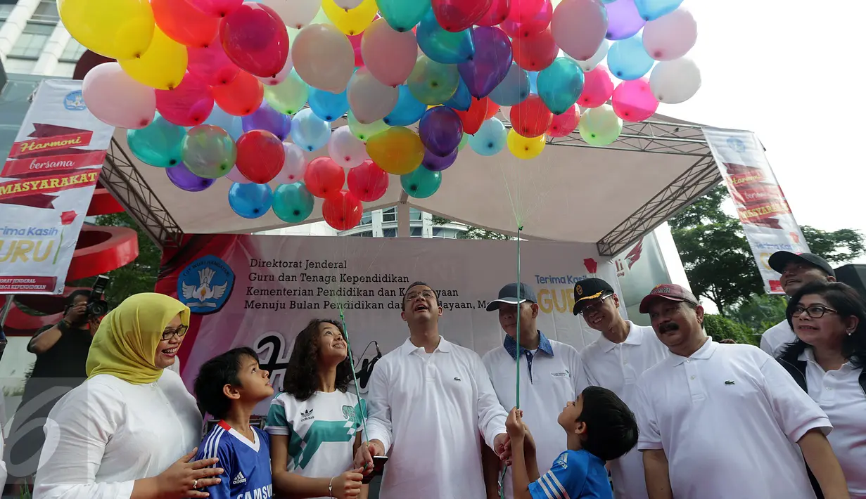 Menteri Pendidikan & Kebudayaan, Anies Baswedan didampingi Dirut Bank bjb Ahmad Irfan melepas balon jelang peringatan Hari Pendidikan Nasional di Senayan, Jakarta, Minggu (24/04). (Liputan6.com/Fery Pradolo) 