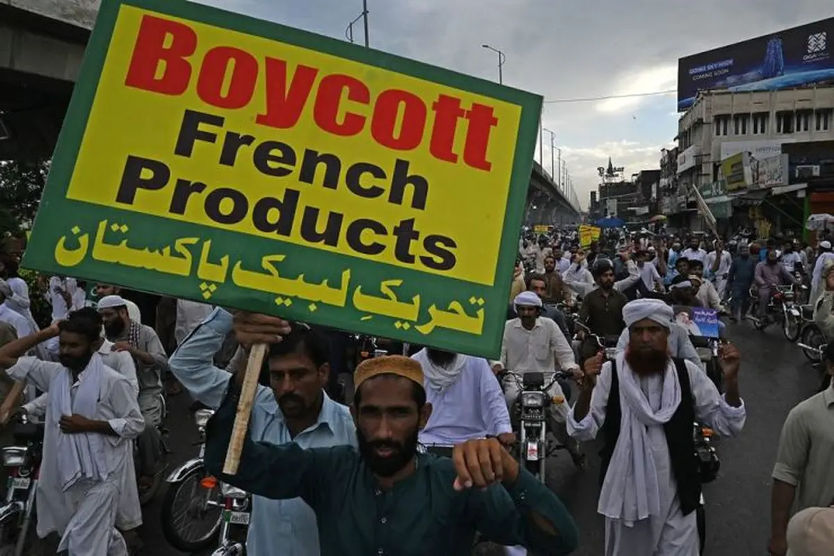 Pengunjuk rasa di Pakistan membawa spanduk 'Boikot Prancis', dalam aksi protes terhadap penerbitan ulang kartun Nabi Muhammad oleh tabloid Prancis Charlie Hebdo (AFP PHOTO / YONHAP)