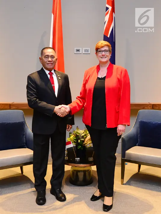 Menteri Pertahanan RI Ryamizard Ryacudu (Kiri) berjabat tangan dengan Menteri Pertahanan Australia Marise Payne penandatangan perjanjian kerja sama Indonesia-Australia di Perth, Australia, Kamis (1/2). (Liputan6.com/Pool/Kemenhan)