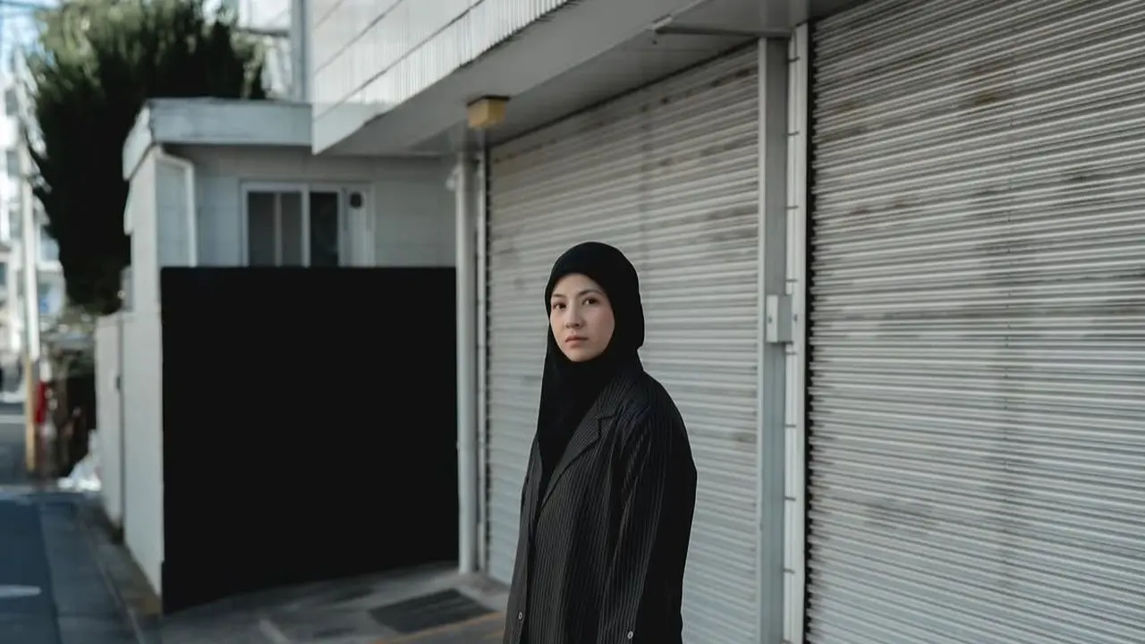 Inspirasi Fashion Hijab dari Tunik sampai Kulot ala Natasha Rizky (Instagram/@natasharizkynew)