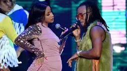 Penyanyi Cardi B tampil bersama Ozuna di panggung Billboard Latin Music Awards 2018 di Las Vegas (26/4). Cardi B tampil dengan balutan busana berwarna pink. (David Becker/Getty Images North America/AFP)