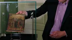 Pakar seni Stephane Pinta memperlihatkan lukisan “Christ Mocked” karya seniman Cimabue dari abad ke-13 di Paris, 24 September 2019. Lukisan yang akan dijual lewat lelang pada 27 Oktober 2019 itu diperkirakan bernilai antara 4 hingga 6 juta euro (Rp61,3 miliar-Rp92 miliar). (AP/Michel Euler)
