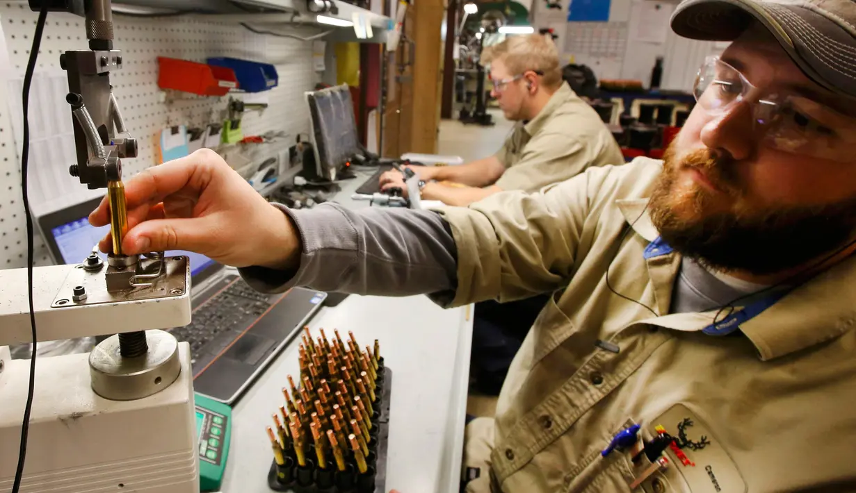 Pekerja saat melihat kondisi peluru yang dibuat di Pabrik peluru Barnes Bullets, Utah, Amerika Serikat, Rabu (6/1). Peluru ini digunakan untuk senjata M4 Carbine. (REUTERS/George Frey)