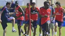 Gelandang PSG, Blaise Matuidi, bersama rekan-rekannya berlatih di Miami Shores, Florida, Senin (17/7/2017). PSG bersiap menghadapi turnamen International Champions Cup. (AP/Carl Juste)