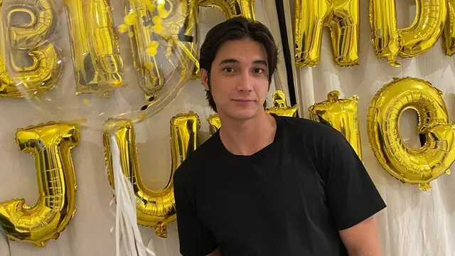 Gaya Junior Roberts Pakai Baju Kaus Warna Hitam, Simpel Tapi Keren