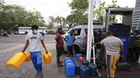 Sri Lanka kehabisan bensin. (AP Photo/Eranga Jayawardena)