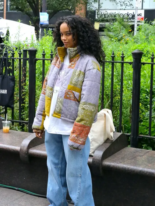 Gaya ini termasuk dalam tren mode Americana. Tampilan tambal sulam yang klasik dari tahun 70an, diprediksi akan kembali populer di tahun ini. Kamu bisa coba memadupadankannya dengan siluet yang berbeda, agar motifnya tidak terlihat terlalu berlebihan. Foto: Bustle.