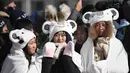 Sejumlah penonton wanita mengenakan atribut unik ketika menyaksikan cabang snowboard putri pada Olimpiade Musim Dingin 2018 di PyeongChang, Korea Selatan, Senin (12/2). Olimpiade PyeongChang berlangsung hingga 25 Februari mendatang. (OIC VENANCE/AFP)