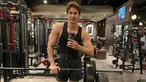 Dimas Beck merasa sudah bosan tampil dengan badannya yang terlalu kurus. Kini penampilannya pun berubah drastis semenjak ia menjaga pola makan dan hobi berolahraga gym. Belakangan ini, mantan personel Bukan Bintang Biasa itu begitu percaya diri dengan tubuh berotot. (Liputan6.com/IG/@dimasbeck)
