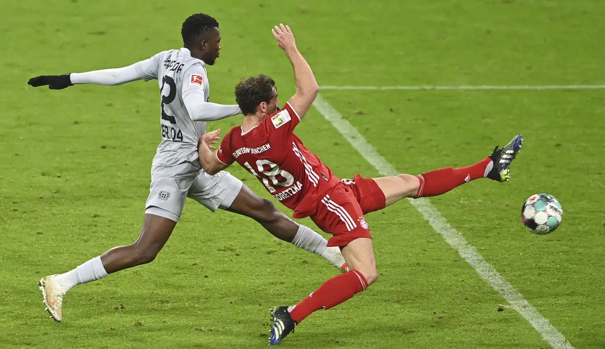 Pemain Bayern Munchen Leon Goretzka (kanan0 berebut bola dengan pemain Bayer Leverkusen Edmond Tapsoba pada pertandingan Bundesliga di Stadion Allianz Arena, Munchen, Jerman, Selasa (20/4/2021). Bayern Munchen menang 2-0. (Christof Stache, Pool via AP)