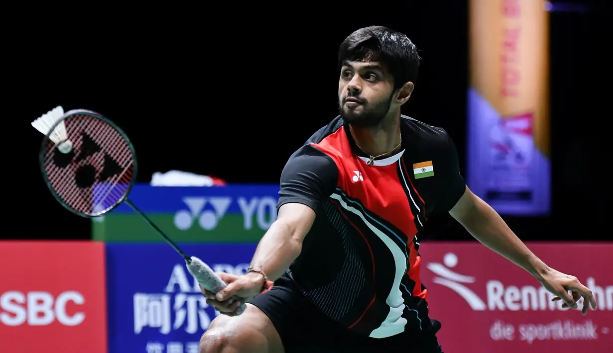 Pebulu tangkis India Sai Praneeth Bhamidipati mengembalikan kok saat bertanding melawan wakil Indonesia Jonatan Christie dalam perempat final tunggal putra Kejuaraan Dunia Bulu Tangkis 2019 di St Jakobshalle, Basel, Swiss, Jumat (23/8/2019). Sai menang dua gim langsung. (FABRICE COFFRINI/AFP)