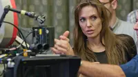 Angelina Jolie saat sutradarai film `Unbroken`.