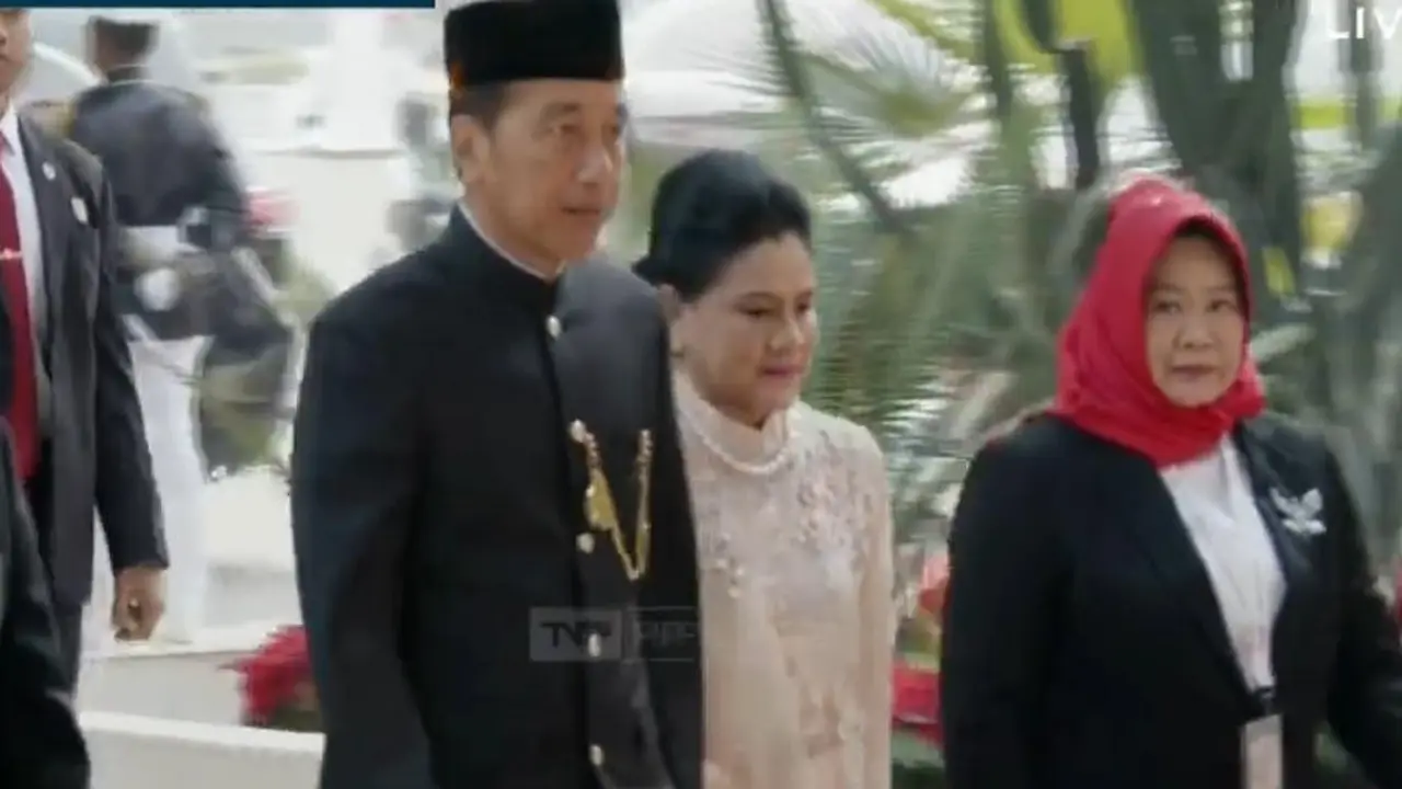 Presiden Jokowi Widodo (Jokowi) tiba di Gedung Nusantara DPR-MPR RI pada Jumat, 16 Agustus 2024 sekitar pukul 08.56 WIB.