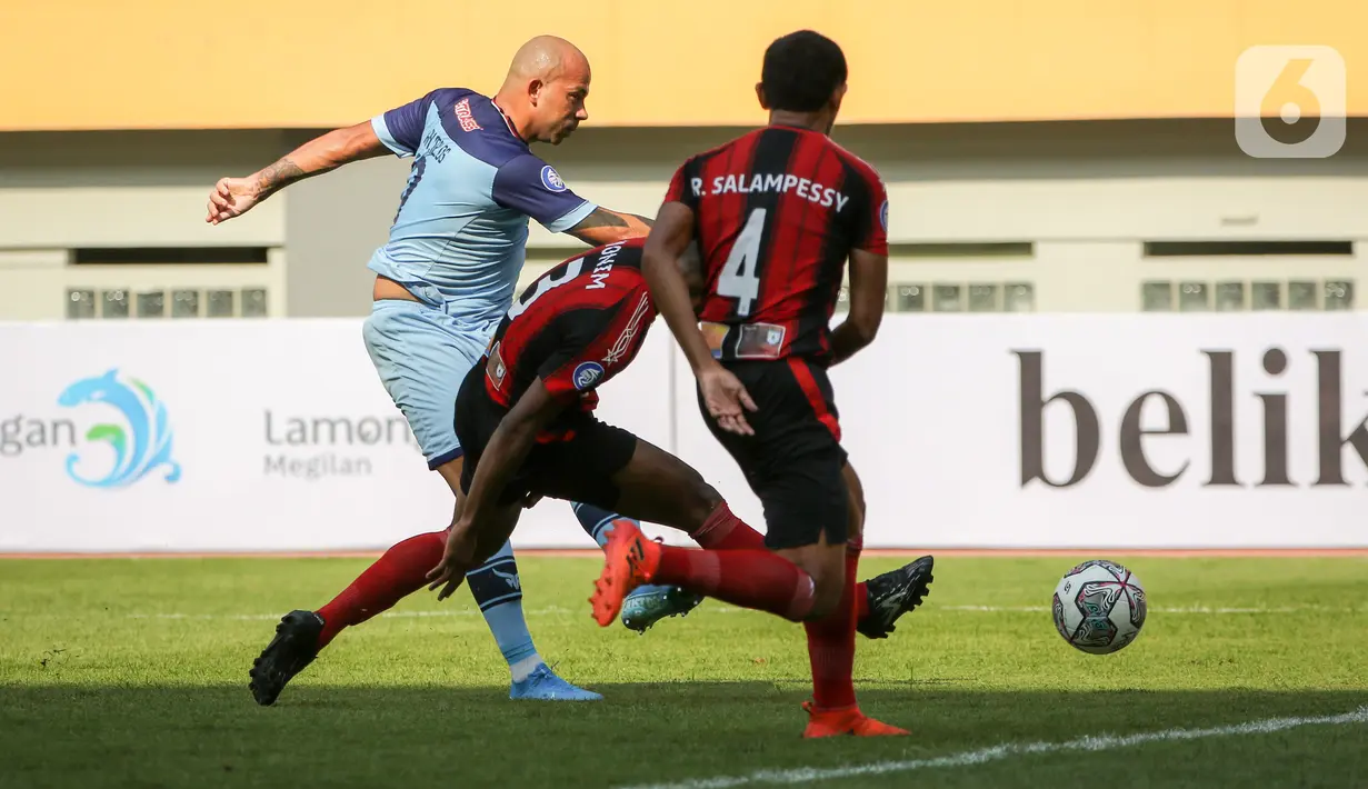 Penyerang Persela Ivan Carlos Franca Coelha (belakang) mencetak gol pertama timnya dalam laga pekan kedua BRI Liga 1 2021/2022 antara Persela Lamongan melawan Persipura Jayapura di Stadion Wibawa Mukti, Cikarang, Jumat (10/9/2021). Persela menang 1-0. (Bola.com/Bagaskara Lazuardi)