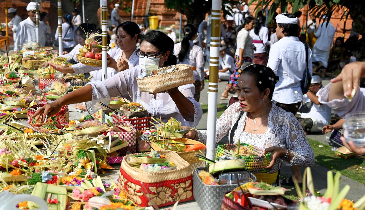 Hari Raya Galungan merupakan hari raya keagamaan bagi umat Hindu untuk memperingati terciptanya alam semesta dan seluruh isinya. (SONNY TUMBELAKA/AFP)