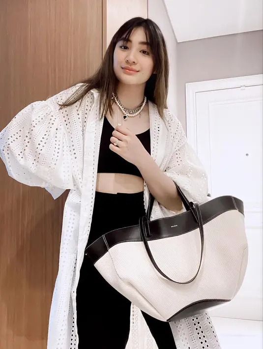 Potretnya terliha kece saat menenteng tas yang punya desain elegan. Patricia terliha cantik paripurna ditambah perpaduan outfit yang indah. (Liputan6.com/IG/@pattdevdex).