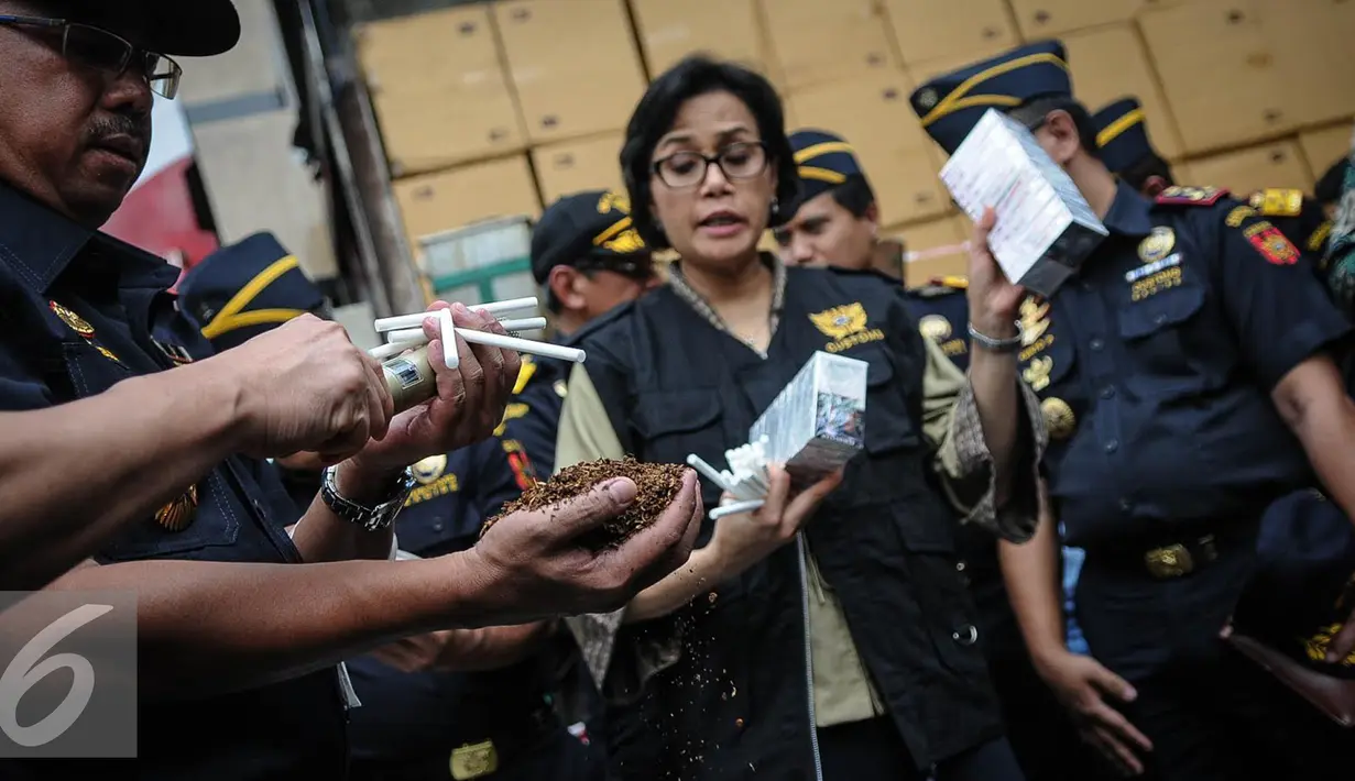 Menteri Keuangan Sri Mulyani melihat rokok ilegal di Kantor Dirjen Bea Cukai, Jakarta, Jumat (30/9). Sri Mulyani mengaku takjub dengan temuan rokok ilegal yang sudah terkemas rapi. (Liputan6.com/Faizal Fanani)