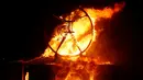 Sebuah rumah sengaja dibakar saat malam festival seni dan musik tahunan Burning Man di Black Rock Desert, Nevada, AS (3/9). Diperkirakan 70.000 orang dari seluruh dunia berkumpul di sini. (REUTERS / Jim Urquhart)