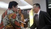 Menteri Perindustrian Airlangga Hartarto bertemu dengan Executive Chairman & CEO Blackberry John Chen di Kementerian Perindustrian, Rabu (9/8/2017). (Foto: Humas Kemenperin)